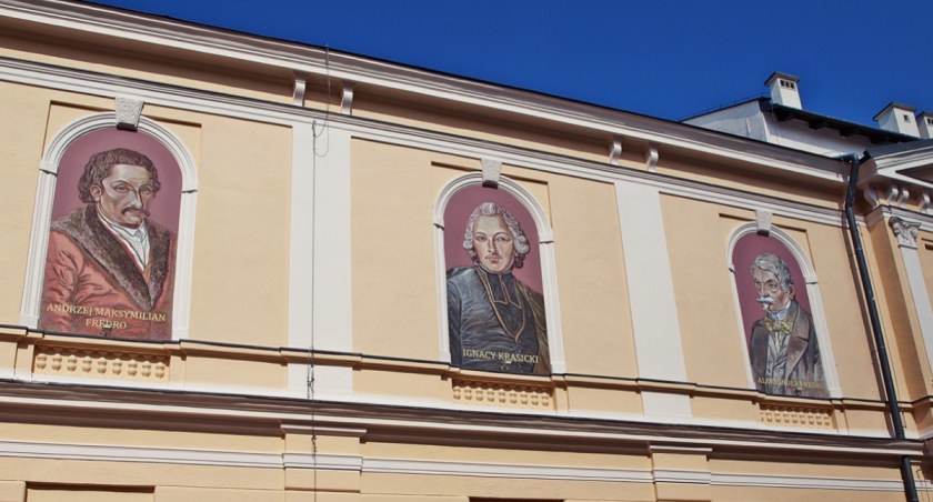 Ignacy Krasicki, Aleksander hrabia Fredro i Andrzej Maksymilian hrabia Fredro widnieją na górnej elewacji odnowionego budynku Centrum Kulturalnego w Przemyślu. Fot. Mariusz Godos