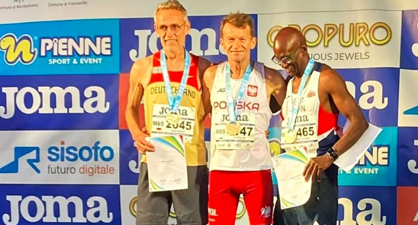 Jan Cząstka na podium po „złotym” biegu na 400 m. Fot. ze zbiorów Jana Cząstki
