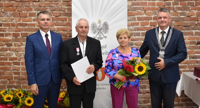 Dekoracji par medalami dokonał włodarz Jacek Grzegorzak, któremu asystował przewodniczący Rady Miejskiej w Dubiecku Jerzy Brożyna./ Zdjęcia: UMiG Dubiecko