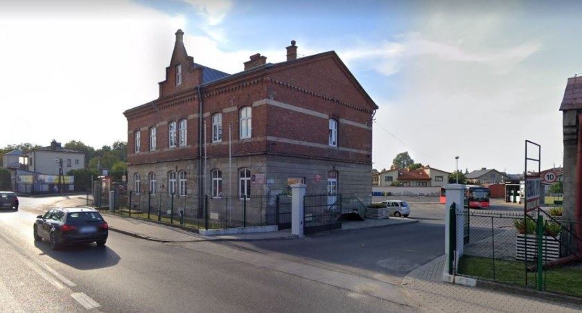 Dawny budynek administracyjny MZK przy ulicy Zamkowej czeka przebudowa i remont. Znajdą tu siedzibę Punkt Pozyskiwania i Obsługi Inwestora oraz Informatyczne Centrum Zarządzania Miastem./ Zdjęcie: Google Maps