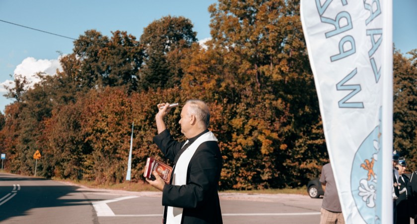 Z dobrodziejstw nowej inwestycji drogowej kierowcy już wprawdzie korzystają, ale dopiero niedawno przypieczętowano ją przecięciem wstęgi i poświeceniem, którego dokonał ks. Jacek Ćwikła, proboszcz parafii Cieplice – Rudka.