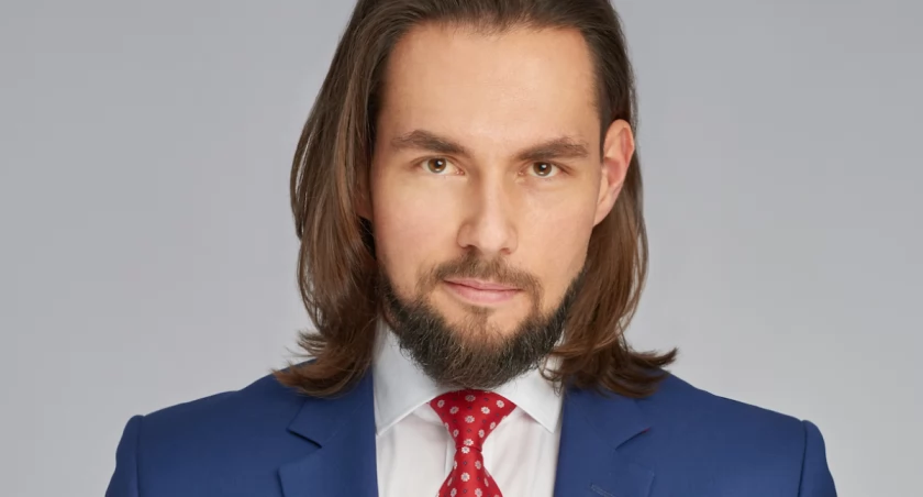 – Niestety w ostatnich latach polityka straciła na jakości. Stała się agresywna, brutalna i generalnie brudna. W wyborach parlamentarnych kandydaci, chcąc nie chcąc, muszą się wpisać w narrację polityczną partii i nierzadko ubrudzić sobie ręce. Nie wszystkim to odpowiada, ale polityka wymaga poświęceń – mówi specjalista ds. wizerunku i marketingu politycznego, politolog Bartosz Czupryk.
