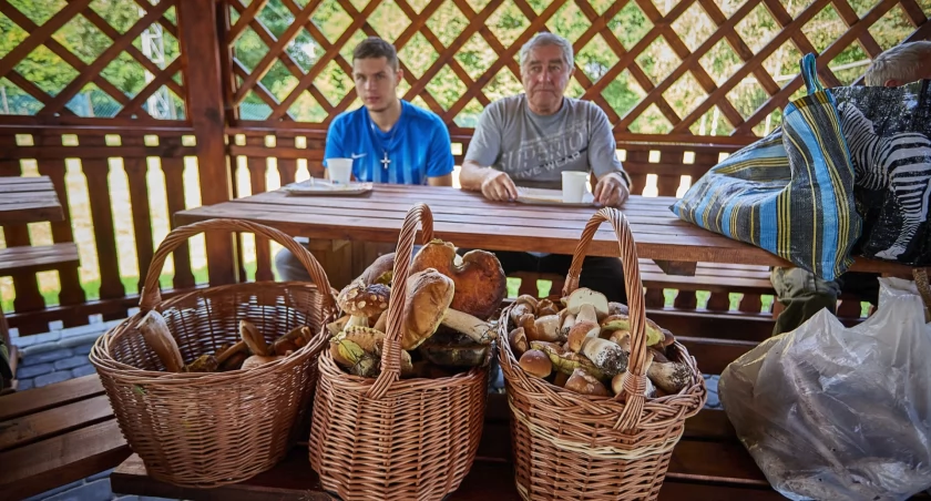 Cztery godziny łowów przełożyły się na obfity zbiór. Zważono 105,9 kg grzybów, zatem udało się pobić ubiegłoroczny rekord, który wynosił  102,6 kg./ Zdjęcia: UG Horyniec-Zdrój