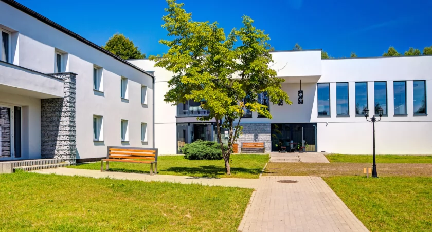 Obie przekazane działki wkomponowane zostaną w kompleks sanatorium „Jawor” (na zdjęciu) i „Dom Zdrojowy”. Skorzystać mają na tym kuracjusze, którzy zyskają nowy teren rekreacyjny.