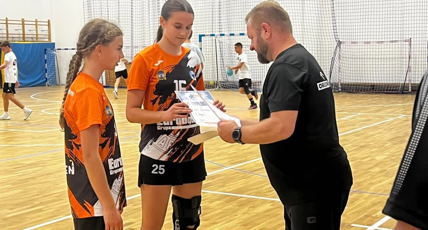 W turnieju wystąpiła także dziewczęca handballowa ekipa z Jarosławia. Z rąk Przemysława Korobczaka odebrały dyplomy. Fot. zbiory własne
