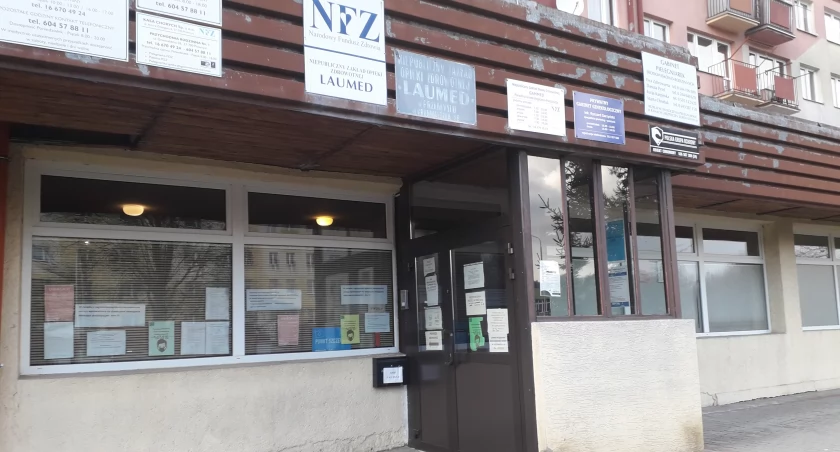 Problemy z umówieniem wizyty u lekarza POZ w przychodni „Laumed” zgłosił nam jeden z pacjentów. Placówka zapewnia, że stara się usprawniać system przyjęć. Ten, który funkcjonuje obecnie, podyktowany jest ograniczonymi możliwościami kadrowymi. – Bazy osobowej przychodni przynajmniej na razie nie jesteśmy w stanie zwiększyć – słyszymy.