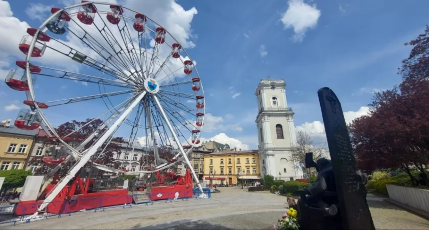 Plac Niepodległości wciąż czeka na naprawę szkód wyrządzonych przez nielegalnie ustawione koło widokowe przez firmę „Robland” z Leszna. Fot. zbiory własne
