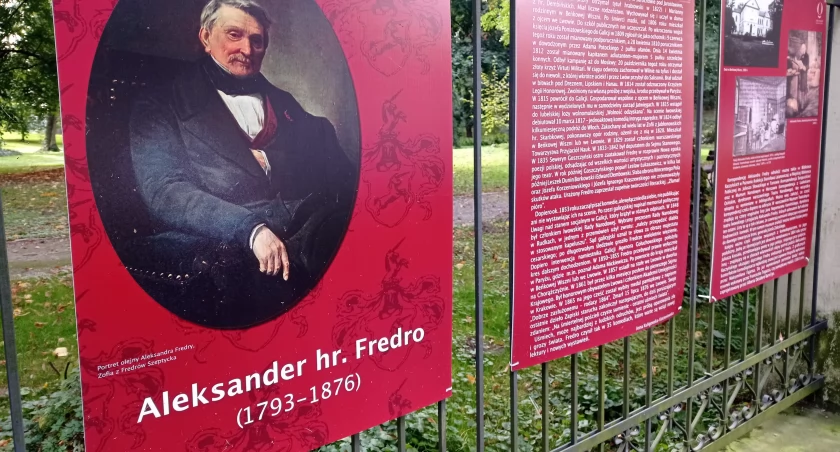 Wystawę plenerową można podziwiać na terenie Zespołu Pałacowo-Parkowego w Zarzeczu. Fot. Muzeum Orsettich Jarosław
