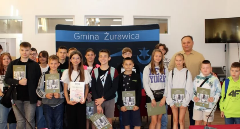 Uroczyste podsumowanie projektu zatytułowanego „Moje Powstanie Styczniowe – jak je widzę i co znaczy?” odbyło się w UG w Żurawicy. Fot. UG Żurawica