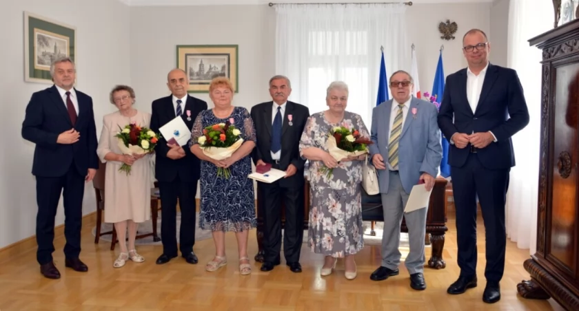 Złote gody to czas szczególnego uznania i gratulacji. To również moment, aby spojrzeć w przyszłość i zaplanować kolejne, pełne miłości i radości wspólne lata./ UM Przemyśl 