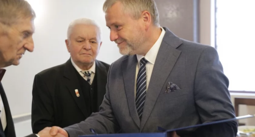 Pamiątkowy grawerton stał się miłym upominkiem, który będzie przypominał podwójną uroczystość: 550-lecie konsekracji kościoła Bożogrobowców oraz 125-lecie Chóru Męskiego „Echo”. /UM Przeworsk
