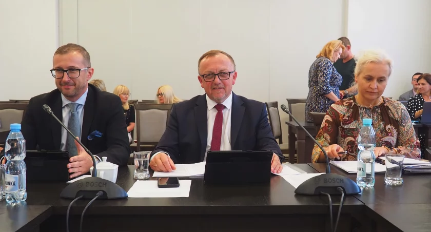 Głosowanie nad uchwałą o powstaniu Jarosławskiego Związku Komunikacyjnego poprzedziła ożywiona dyskusja, podczas której radni artykułowali swoje wątpliwości. Finalnie, po dwóch przerwach w obradach, zapadła w tej kwestii decyzja pozytywna. / FOT. I. Rogus