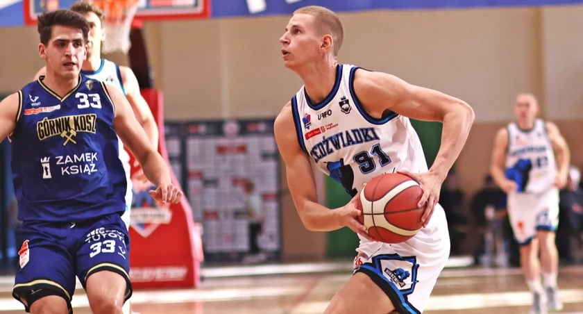 Maciej Puchalski (z piłką) w meczu z Wisłą Kraków rzucił 40 punktów. Fot. Grzegorz Gajdzik