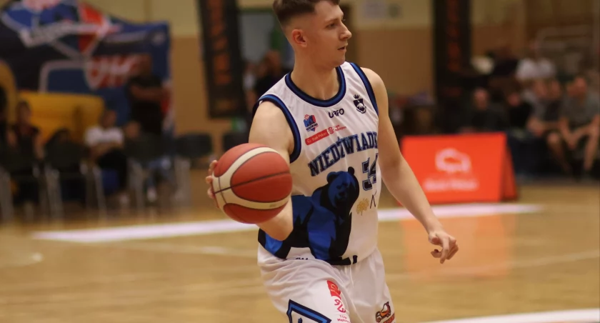 Szymon Janczak pokazał w Katowicach swoje spore możliwości. Ustrzelił double-double. Oby tak dalej... Fot. Grzegorz Gajdzik