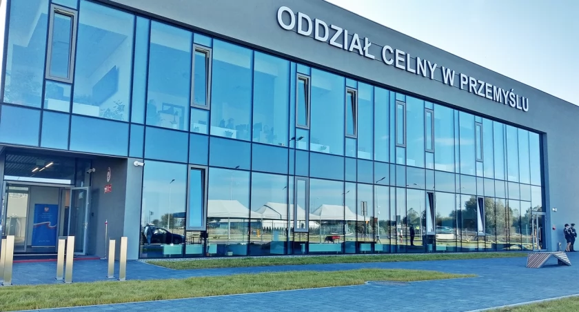 Budynek biurowy ma dwie kondygnacje. Obok powstał m.in. wydzielony sektor części kontrolno-magazynowej, depozytowej i likwidacyjnej. Fot. Mariusz Godos