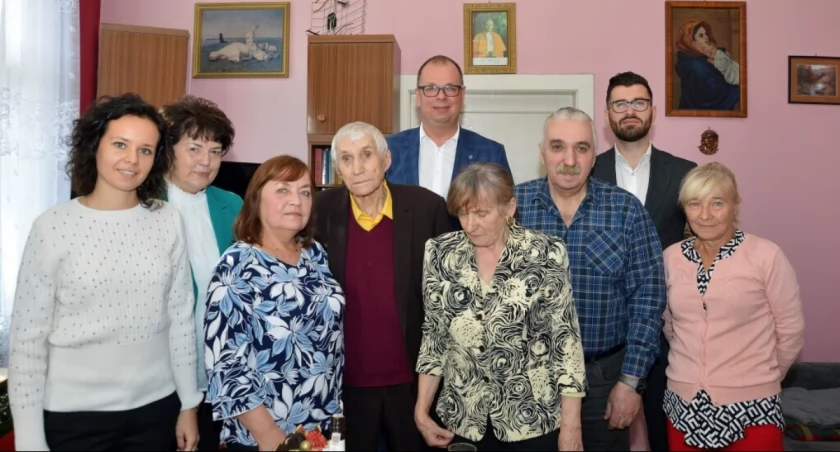 Pan Franciszek setne urodziny świętował w gronie rodziny. Nie zabrakło również uhonorowania stulatka przez samorządowców./ UM Przemyśl 