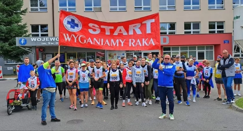 Na starcie imprezy ponownie stanęło ponad 100 osób, którym należy się wielki podziw i uznanie. Osób w różnym przedziale wiekowym, co z całą pewnością ucieszyłoby dra J. Hołówkę. Fot. zbiory własne