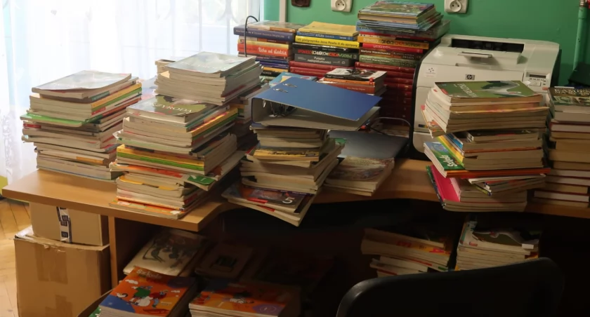 W SP w Rudołowicach uczy się 73 uczniów. Placówka mieści się w dwustuletnim budynku. Sale są ciasne, a w zimie jest tu chłodno. To budynek zabytkowy, ale wieloletnie użytkowanie i brak poważniejszych remontów sprawiły, że z roku na rok jego stan techniczny się pogarszał. Fot. zbiory własne