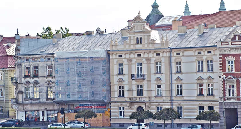 Kamienica „łamana” na skrzyżowaniu ulic Kościuszki i Marszałka Piłsudskiego to jedna z najdłuższych i najbardziej rozpoznawalnych kamienic Przemyśla. Fot. Mariusz Godos