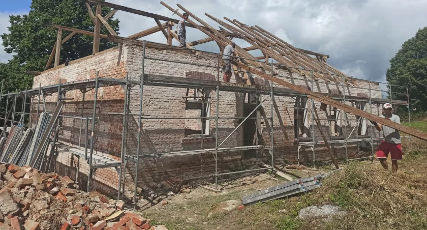 Położone zostały elementy pod nowy strop na pierwszym piętrze. To jeszcze nawet nie połowa sukcesu, ale wielka praca, jaka została już wykonana, zadziwia. A już za kilka tygodni będzie można się cieszyć z końca kolejnego etapu... Fot. zbiory własne