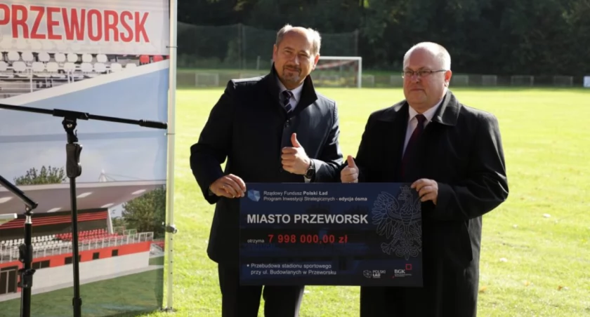 Czek promesy opiewającej na kwotę prawie 8 mln zł. burmistrz Leszek Kisiel otrzymał z rąk senatora Mieczysława Golby. /UM Przeworsk 