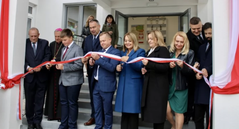 Jubileusz 60-lecia Szkoły Podstawowej w Korczowej zbiegł się z chwilą otwarcia hali sportowej. Te dwie okazje stały się idealnym balansem pomiędzy edukacją a dbaniem o rozwój fizyczny./UG Radymno