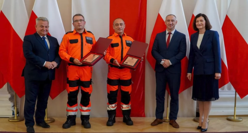 Wśród wyróżnionych pracowników pogotowia znalazło się dwoje przedstawicieli WSPR w Przemyślu – starszy ratownik medyczny Tomasz Tomaszewski oraz starsza pielęgniarka Agnieszka Czebiera (w jej imieniu wyróżnienie odebrał koordynator ZRM rejonu przeworskiego – st. ratownik Piotr Zawadzki). FOT. WSPR Przemyśl