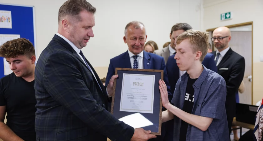 Z rąk ministra edukacji i nauki Przemysława Czarnka F. Piękoś odebrał Medal MEiN za swoje osiągnięcia naukowe na arenie ogólnopolskiej i międzynarodowej. FOT. ZSTiO P. Ogorzałek