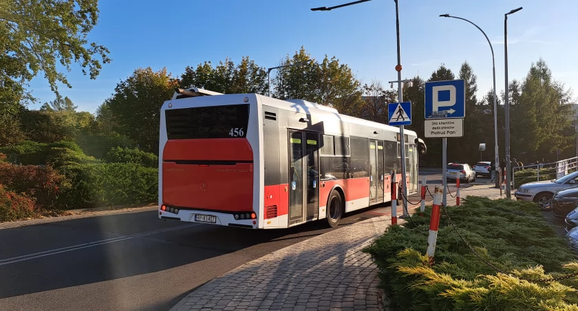 Mieszkańcy sugerują, że uruchomienie kilku kursów z os. Rycerskie, przez Glazera, do centrum miasta w godzinach porannych i popołudniowych rozwiązałoby ich problemy. / FOT. U. Gielo
