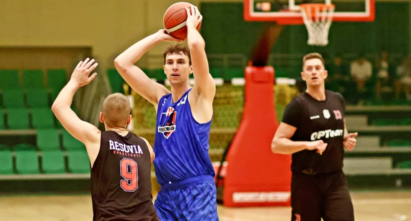 Sebastian Rompa (z piłką) rozegrał dobre zawody przeciwko Resovii. Był krok od double-double. Pora na porównywalny występ w I lidze. Fot. Grzegorz Gajdzik
