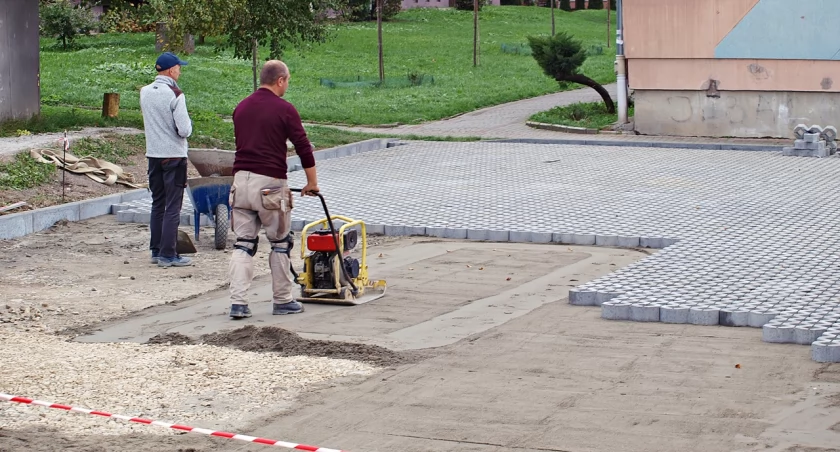 Remont parkingu przy bloku przy ul. Wybrzeże Jana Pawła II 36 w Przemyślu przełoży się na zwiększenie liczby miejsc parkingowych do 35. Fot. Mariusz Godos
