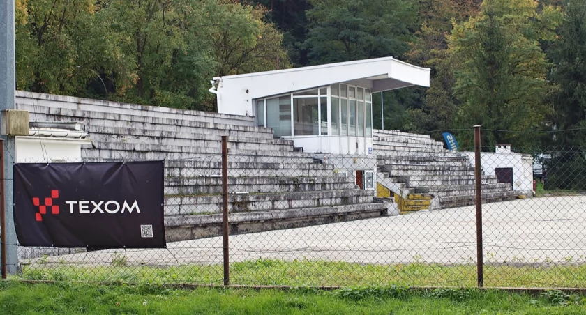 Prace rozpoczną się od rozbiórki istniejącego, kultowego już lodowiska. Plac budowy kompleksu basenów został niedawno przekazany głównemu wykonawcy, krakowskiej firmie „Texom”. Fot. Mariusz Godos