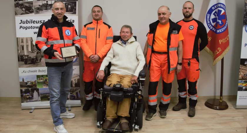 Szefostwo i pracowników Wojewódzkiej Stacji Pogotowia Ratunkowego w Przemyślu odwiedził Mirosław Bar, wręczając okolicznościowy grawerton. Fot. WSPR Przemyśl