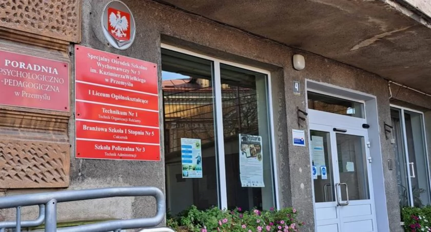 W efekcie zalecenia organu prowadzącego, finansującego utrzymanie szkół, w SOSW nr 3 przy Kapitulnej doszło do połączenia klas ponadpodstawowych. To zrodziło obawy, że ucierpią na tym uczniowie. Władze miasta tłumaczą, że w szkołach ponadpodstawowych specjalnych organizacja nauczania w klasach łączonych jest prawnie dopuszczalna. / FOT. U. Gielo