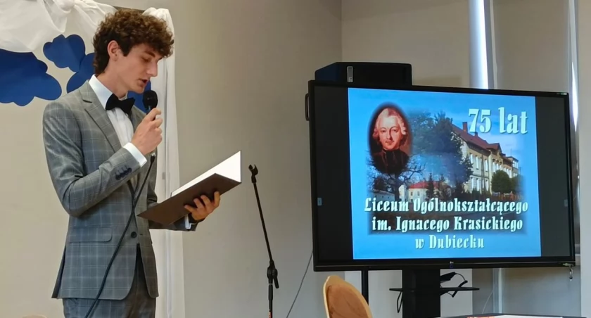 Na wydarzeniu nie mogło zabraknąć byłych nauczycieli placówki. Witano ich ze szczególnymi honorami. / FOT. LO w Dubiecku 