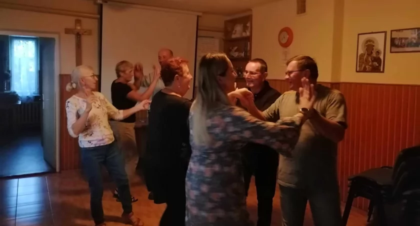 Osoby z grupy 60 plus dały się też namówić na naukę tańca./ FOT. materiały stowarzyszenia