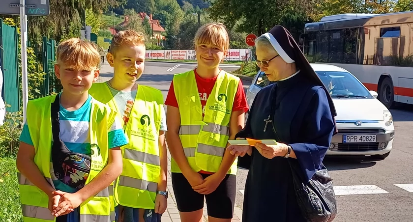 Podjęte przez szkołę działania swoim zasięgiem objęły nie tylko uczniów krasiczyńskiej podstawówki, ale też społeczność gminną. Uczniowie rozdawali odblaski mieszkańcom i turystom odwiedzającym Krasiczyn./ FOT. SP Krasiczyn