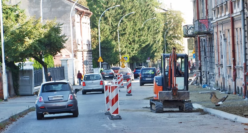 Przebudowa Dworskiego trwa. Nie stanie się jednak po zakończeniu prac drogą jednopasmową. Decyzję w tej sprawie odroczono./ FOT. M. Godos