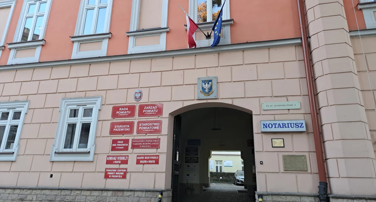 Urzędnicy przemyskiego starostwa zapewniają, że dokładają wszelkich starań, aby osoby z niepełnosprawnościami były obsługiwane w jak najlepszych warunkach. Z racji powtarzających się awarii windy nie zawsze bowiem można było się dostać na wyższe kondygnacje urzędu./ FOT. U. Gielo