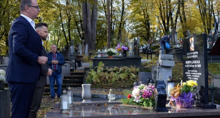 23 października br. prezydent miasta W. Bakun oraz przewodniczący Rady Miejskiej w Przemyślu Robert Bal zapalili znicze przy jego grobie na zasańskim cmentarzu. Fot. UM Przemyśl