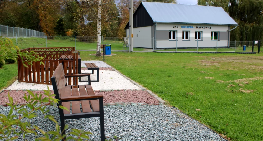 Zarówno sam obiekt, jak i dopieszczony w każdym szczególe teren wokół niego stał się wizytówką tej miejscowości. Serce Maćkowic nabiera uroku.  Fot. UG Żurawica
