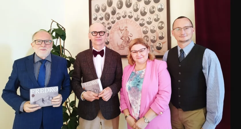 Prezes TPN W. Wiglusz, prof. W. Rzońca, dyr. A. Bednarczyk i prof. T. Pudłocki w I LO. / Fot. M. Głuszko.