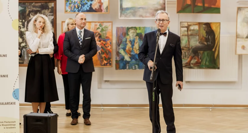 Od 1 września 2013 r., po  wygranym konkursie, funkcję  dyrektora szkoły objął Jacek  Tracz, który obecnie trzecią  kadencję kieruje jarosławską  szkołą plastyczną. / fot. Monika Kotowicz