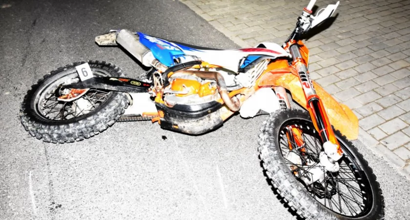 Na miejscu policjanci zastali uszkodzony motocykl imłodego mężczyznę, który wymagał niezwłocznej pomocy medycznej./ FOT. KPP Jarosław