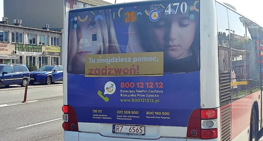 Na większości autobusów przemyskiego MZK umieszczone zostały grafiki reklamowe kampanii społecznej pod nazwą „Dziecięcy Telefon Zaufania”. Fot. UM Przemyśl