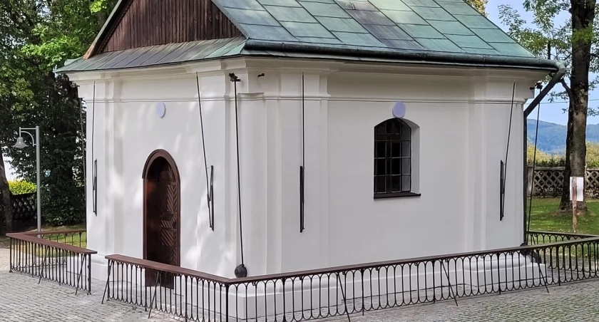 Kaplica św. Anny znajduje się tuż przy świątyni. Otoczona jest żelazną balustradą. Niedawno przeszła gruntowny remont. Fot. T. Błoński, WUOZ Przemyśl