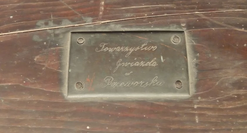 Sztandar przez lata przechowywany był w oryginalnym drewnianym pudełku z tabliczką „Towarzystwo Gwiazda w Przeworsku”. Fot. Muzeum w Przeworsku