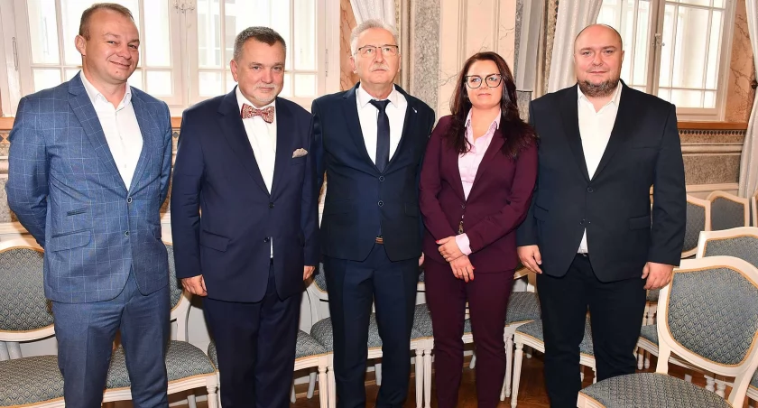 W niedawnych wyborach parlamentarnych na posła RP z ramienia Konfederacji Wolność i Niepodległość wybrany został radny Andrzej Zapałowski (drugi z lewej). Jego miejsce w Radzie Miejskiej w Przemyślu zajął 59-letni Mariusz Piwko (trzeci z lewej). Pierwszy z lewej radny Mirosław Majkowski. Pierwszy z prawej wiceprzewodniczący RM w Przemyślu Marcin Kowalski, obok radna Monika Jaworska. Fot. UM Przemyśl