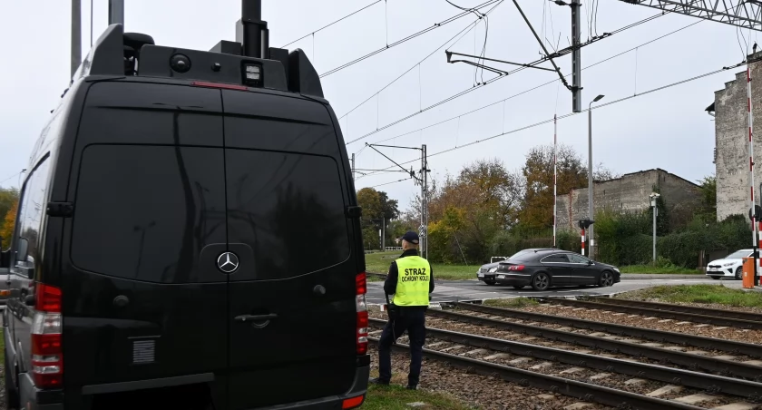 Funkcjonariusze SOK na przejeździe kolejowo-drogowym przy ul. Mariackiej, od czasu remontu mostu kolejowego będącym jednym z najpopularniejszych skrótów, uczulali kierowców na najczęstsze błędy popełniane w tego typu miejscach./ Zdjęcie: Komenda Regionalna Straży Ochrony Kolei w Przemyślu