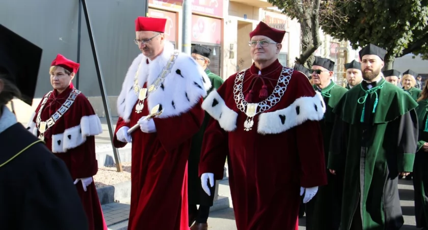 Uczestnicy jubileuszowych wydarzeń przemaszerowali w uroczystym pochodzie ulicami miasta./ Zdjęcia PANS w Jarosławiu